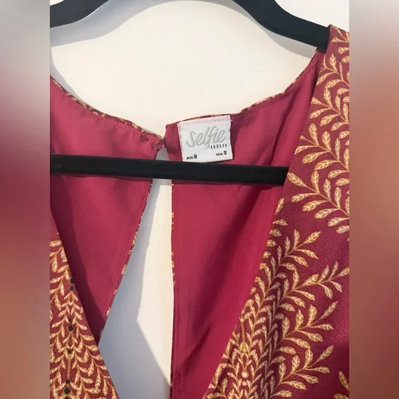 Selfie Leslie Maroon Romper with Gold Leaf Motif - Picture 6 of 8
